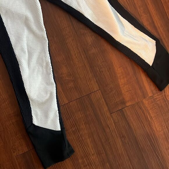Planet Blue Black and White Leggings - Size Medium - Picture 3 of 6